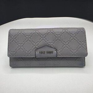 Nine West Reverse Emboss 9 Trifold Wallet Checkbook 13 CC Snap Soft Gray Preown